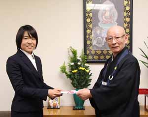 駒澤大学自転車部の樫木祥子選手が曹洞宗宗務庁を訪れました 曹洞宗 曹洞禅ネット Sotozen Net 公式ページ